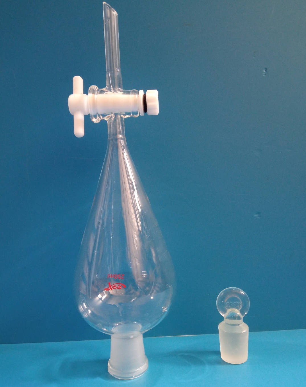 RH RH 济南库 四氟梨形分液漏斗  250ml/24 玻璃盖头  RHX 做工精细  不漏液 玻璃盖  250lml/24  2只/盒*40/箱 济南库 玻璃盖  250lml/24  2只/盒*40/箱 济南库