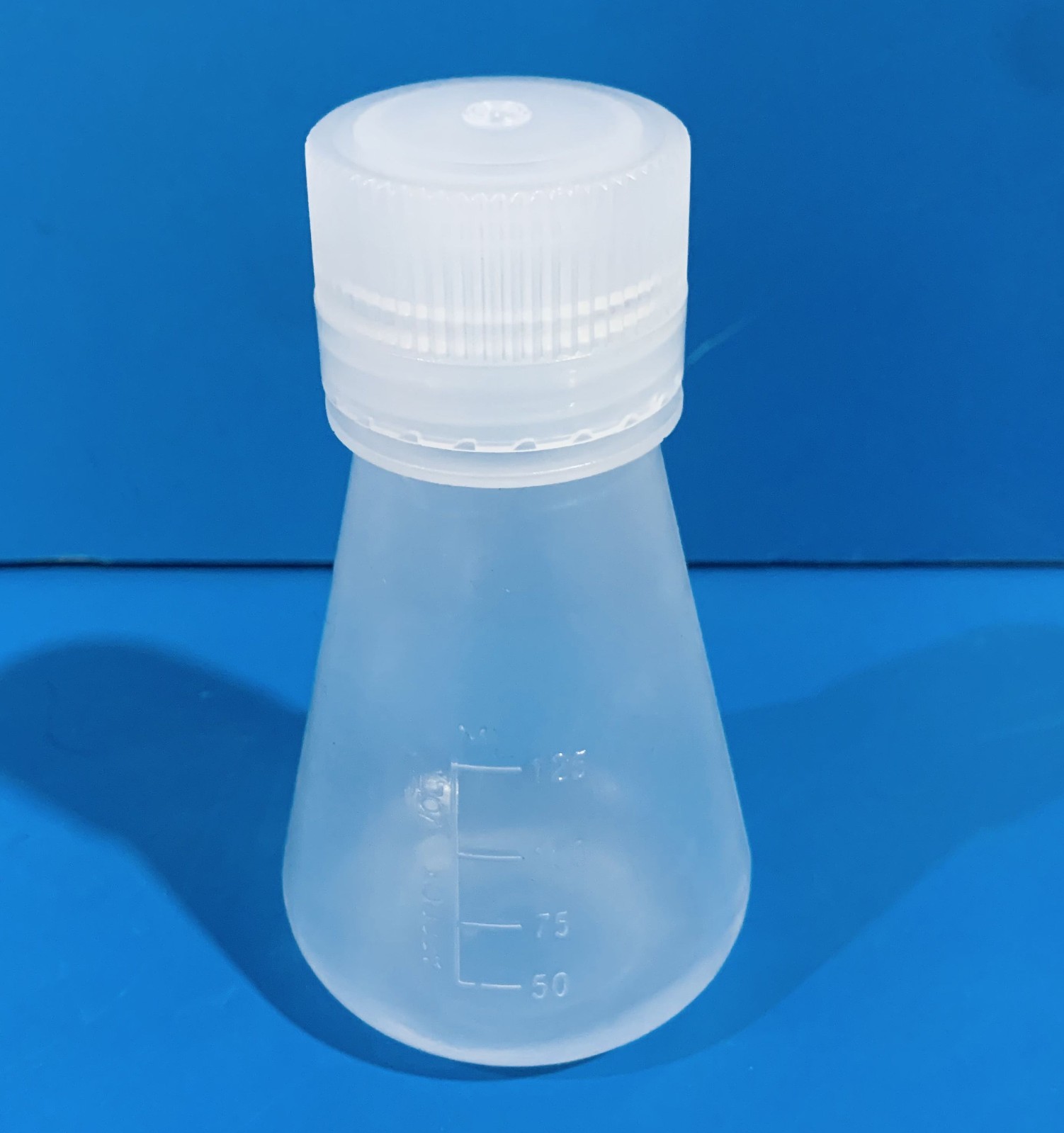 青岛库 优质带盖塑料三角瓶 125ML 耐高温高压  Uni-Sci 125ML 125ML
