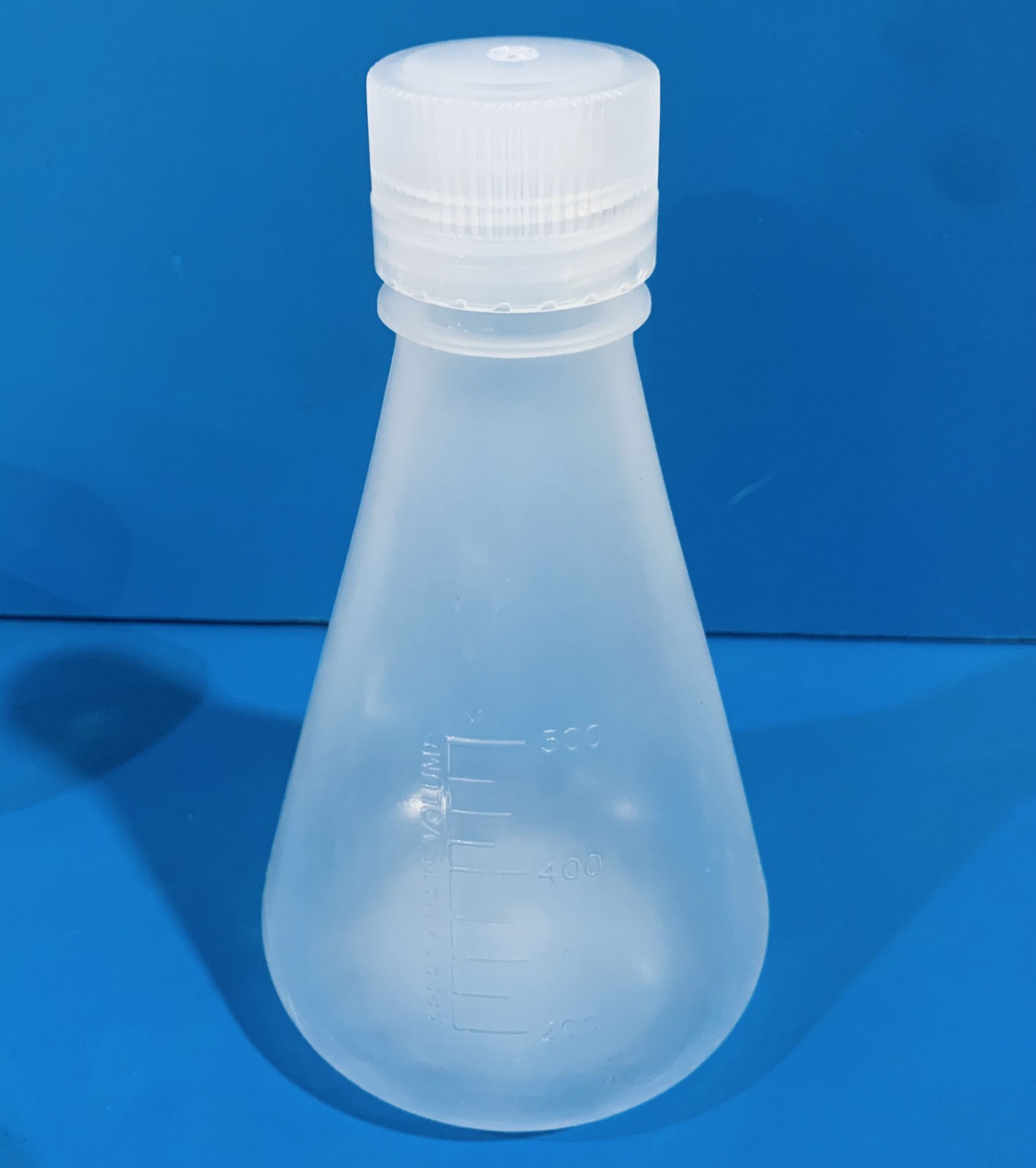 青岛库 优质带盖塑料三角瓶 500ML 耐高温高压  Uni-Sci 500ML 500ML
